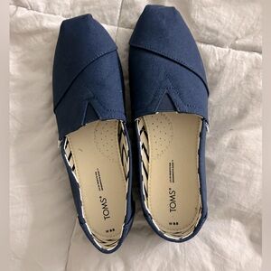 NWOT Toms shoes in navy, size 9